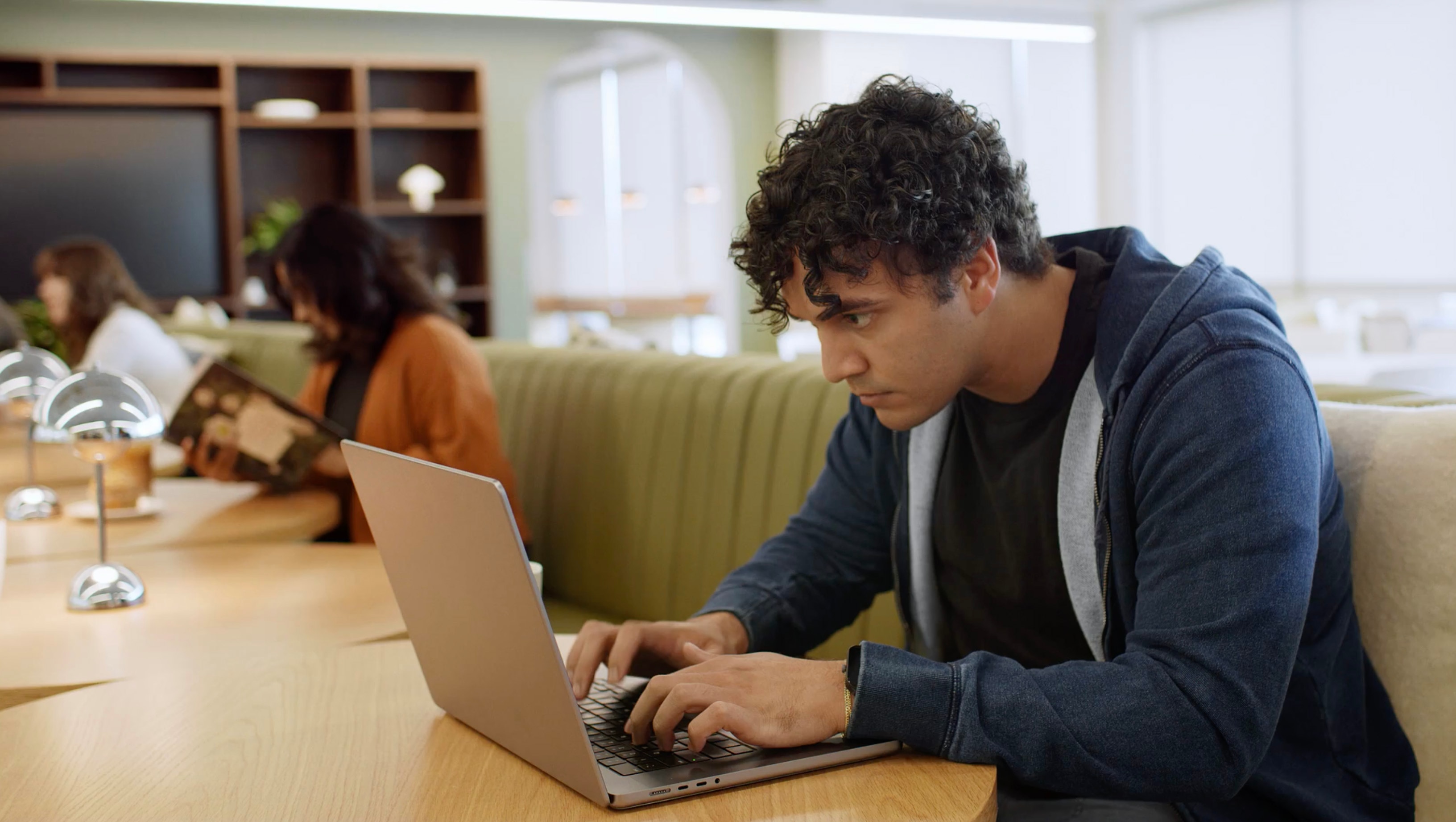 AI Runtime Securityによる<br/>防御を視聴する。