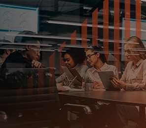 ノートPCでタイピングする人の画像