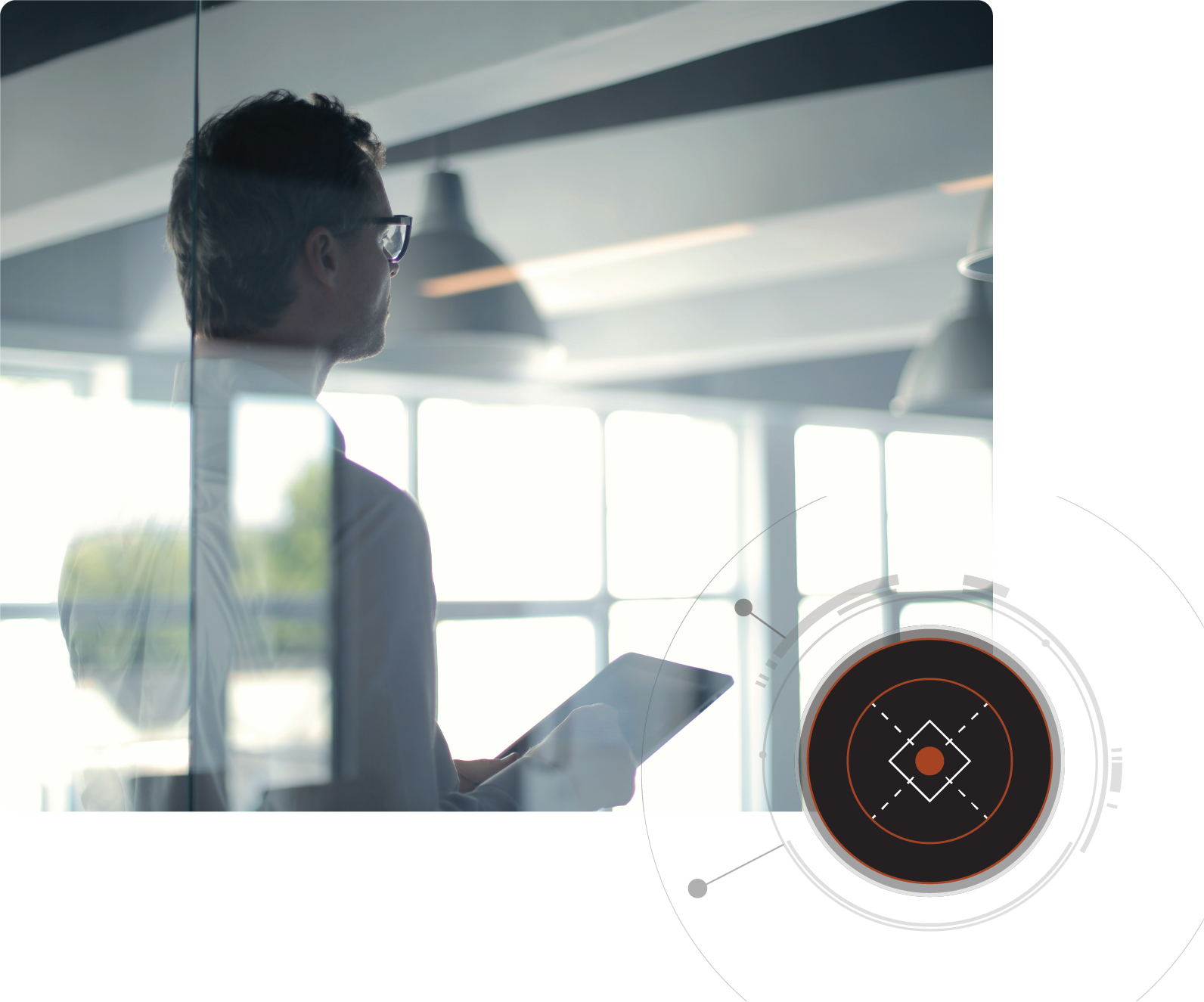 オフィスのガラス仕切りの向こうにタブレットを持って立つ仮想CISO。右下に円形のグラフィックを重ねて表示。